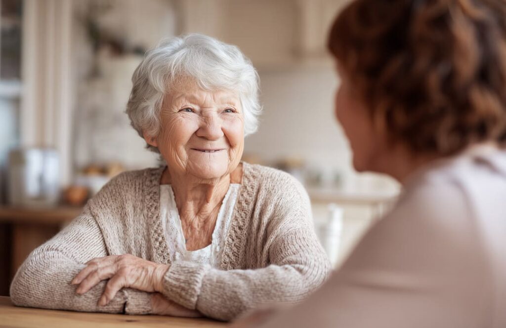 Seniorin wird zu Hause freundlich betreut – Spitex Leistungen - Betreuung im Baselbiet