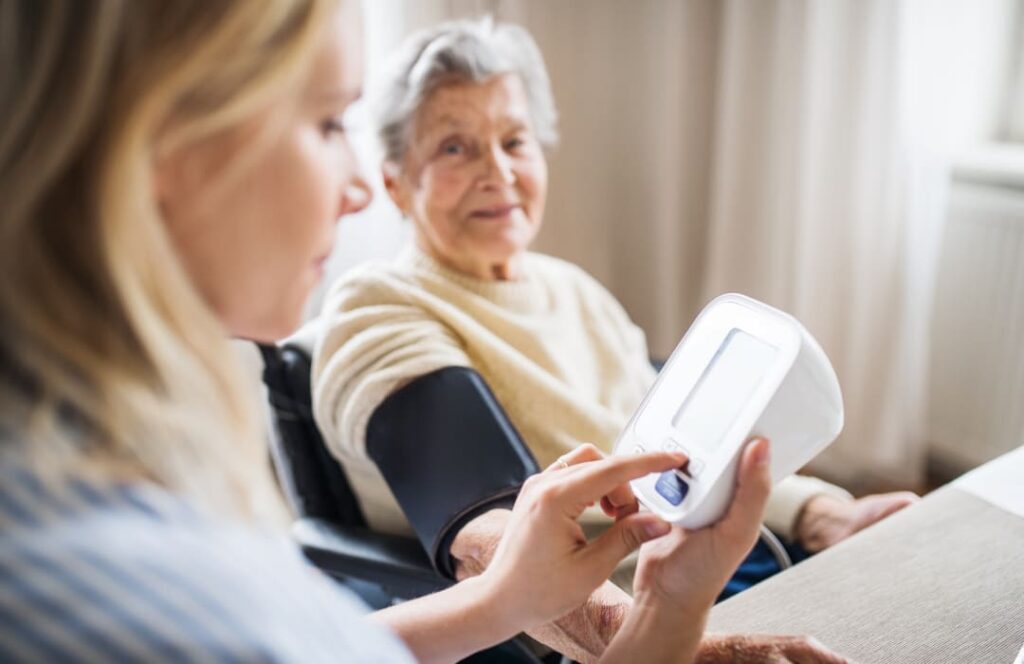 Blutdruckmessung bei Seniorin zu Hause – medizinische Spitex Pflege im Baselbiet